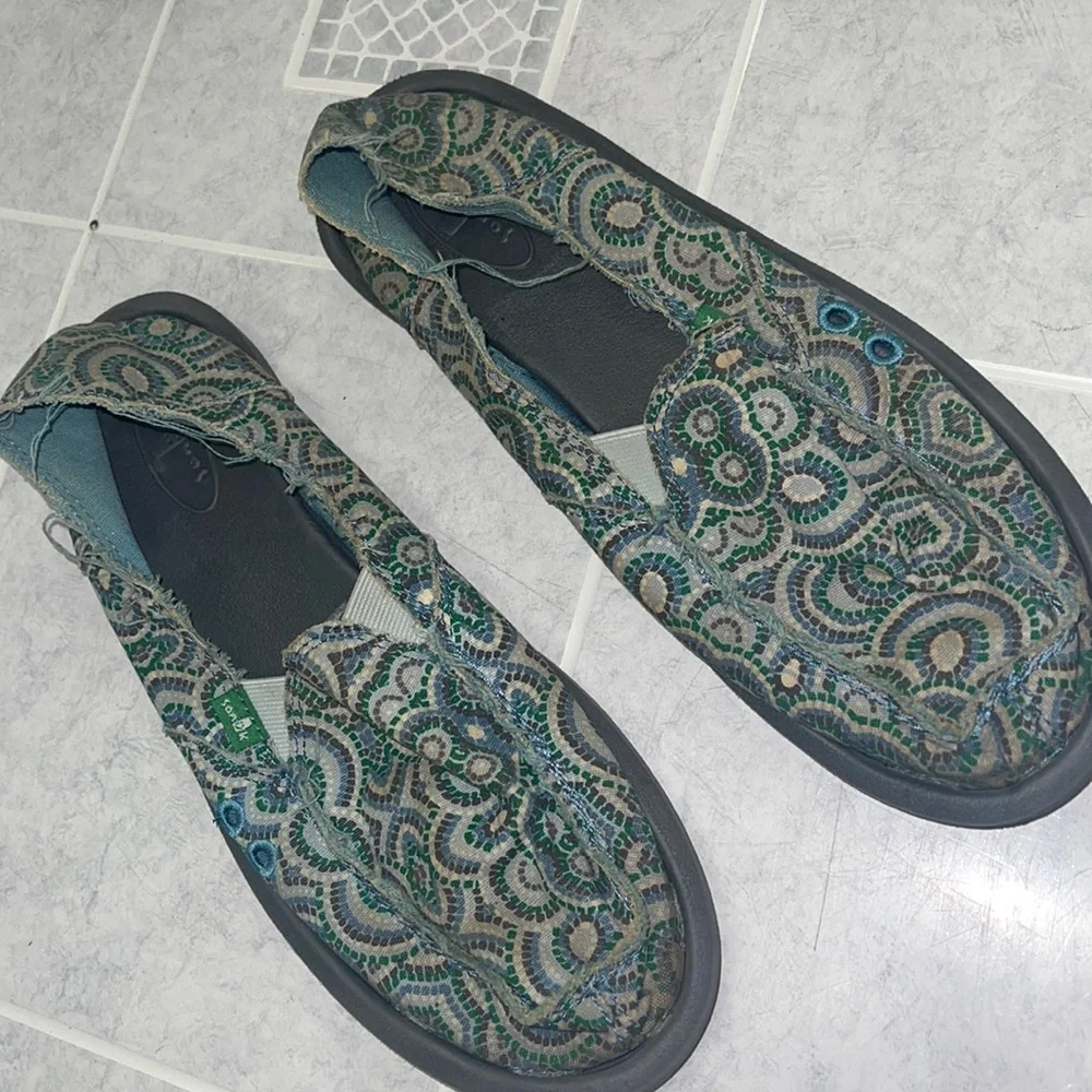 SANUK - Picture 1 of 5